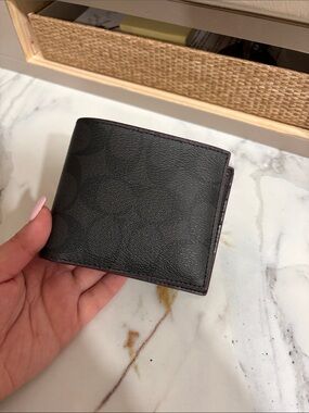 Coach Men's Black Signature Leather Bi-Fold Wallet